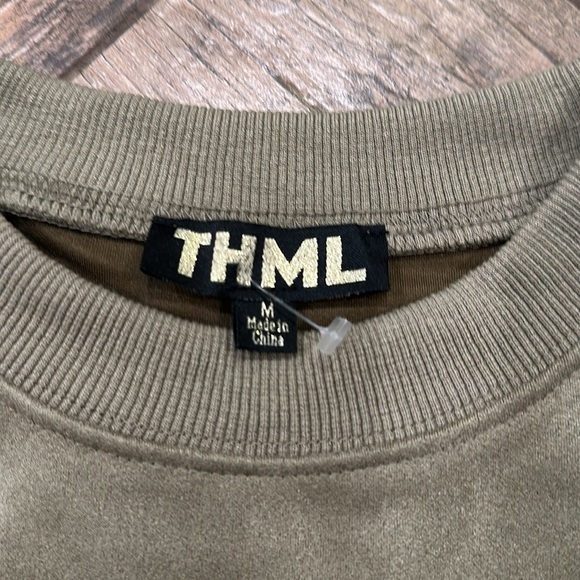 THML faux suede cross over top poplin crewneck medium green - Picture 4 of 6
